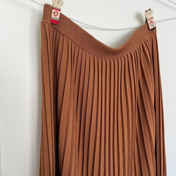 T Tahari Pleated Knit Skirt in Caramel | Size Small - Picture 2 of 8